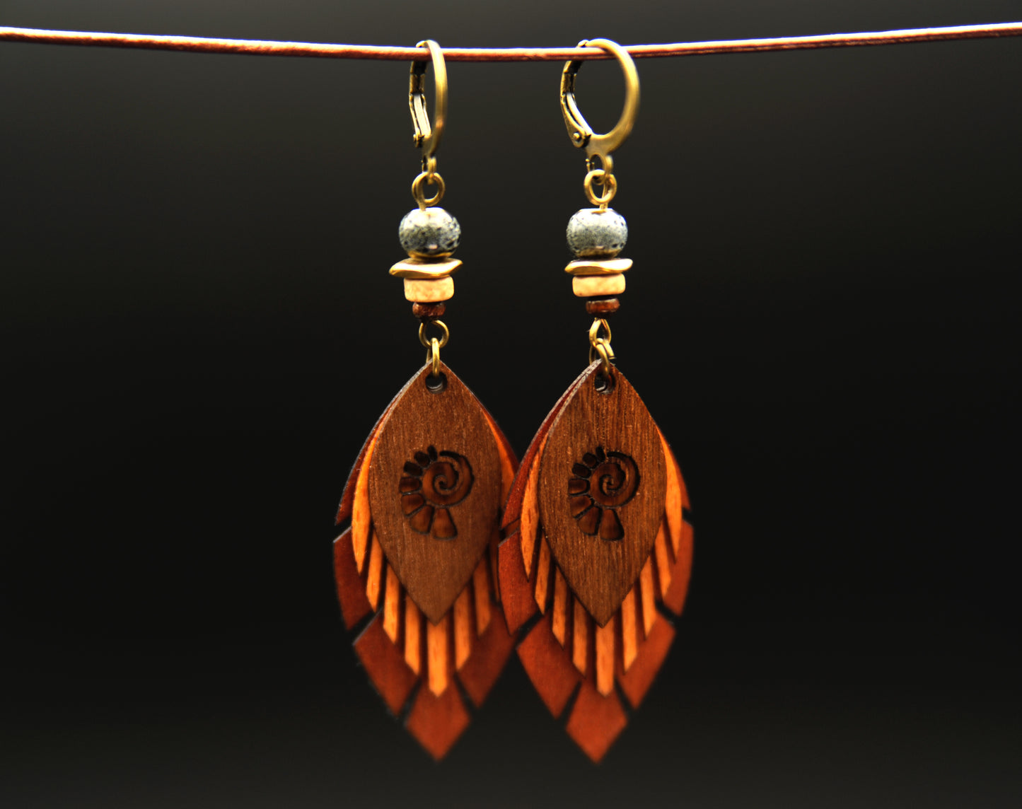 Fimonacci Leaves – Holzohrringe mit Türkis & Logo-Ausschnitt