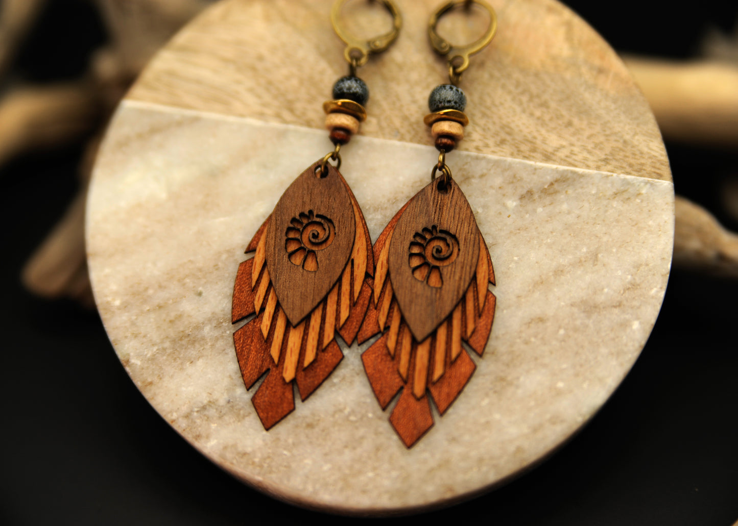 Fimonacci Leaves – Holzohrringe mit Türkis & Logo-Ausschnitt