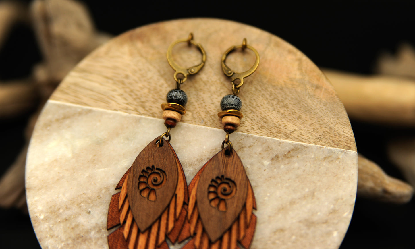 Fimonacci Leaves – Holzohrringe mit Türkis & Logo-Ausschnitt