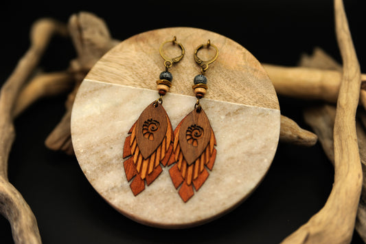 Fimonacci Leaves – Holzohrringe mit Türkis & Logo-Ausschnitt