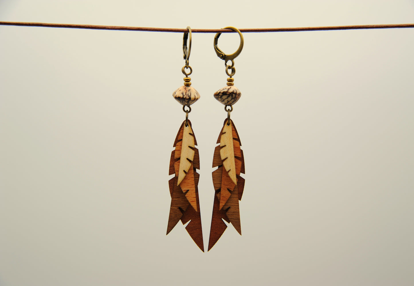Ohrringe Blättertanz – Vierfaches Holz & Betelnuss