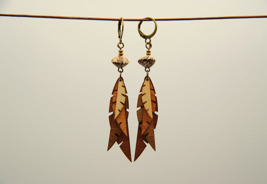 Ohrringe Blättertanz – Vierfaches Holz & Betelnuss