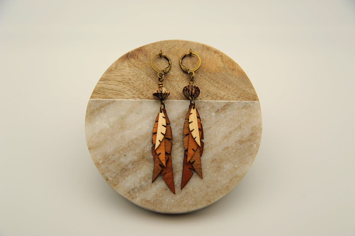 Ohrringe Blättertanz – Vierfaches Holz & Betelnuss
