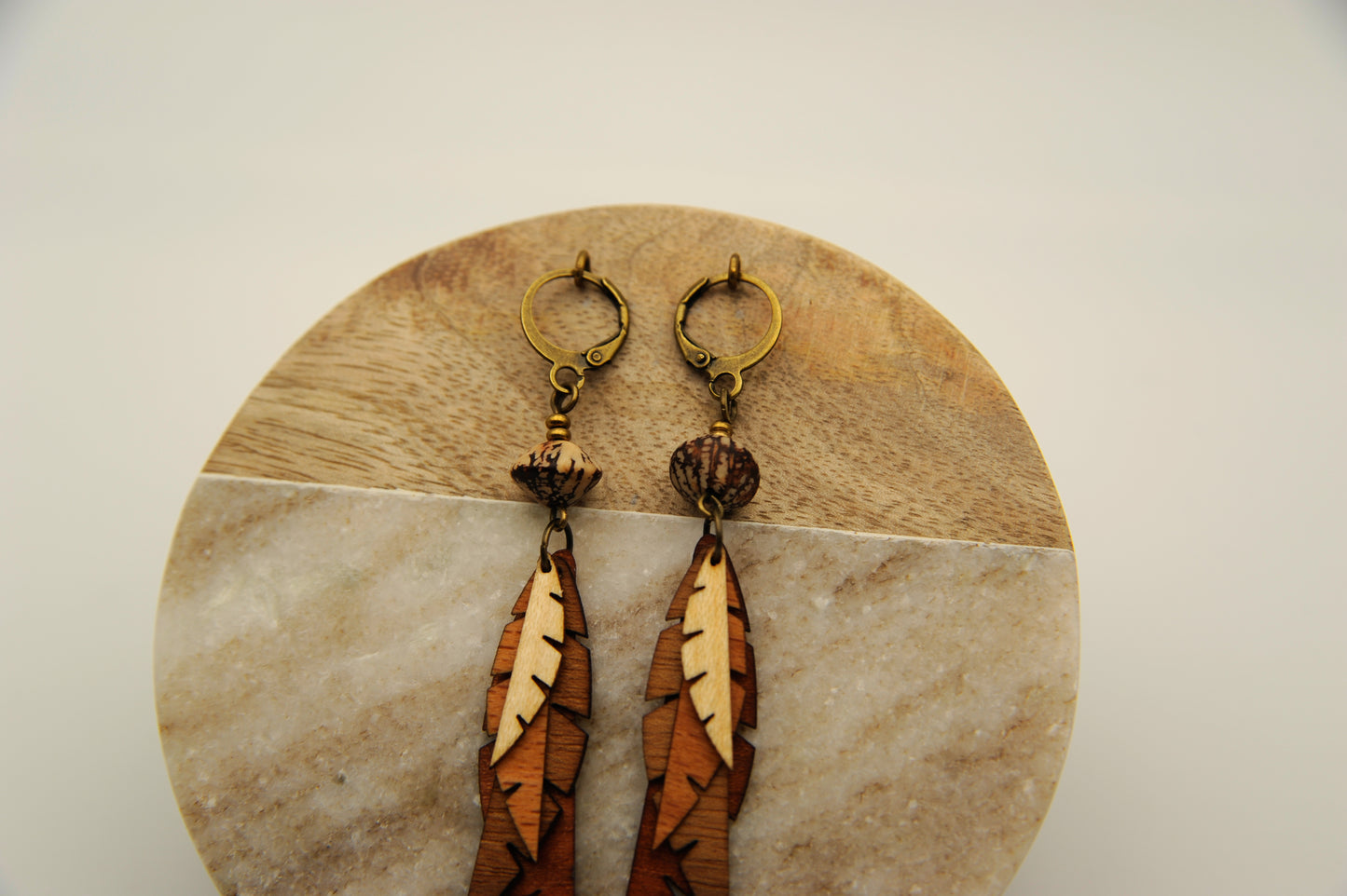 Ohrringe Blättertanz – Vierfaches Holz & Betelnuss