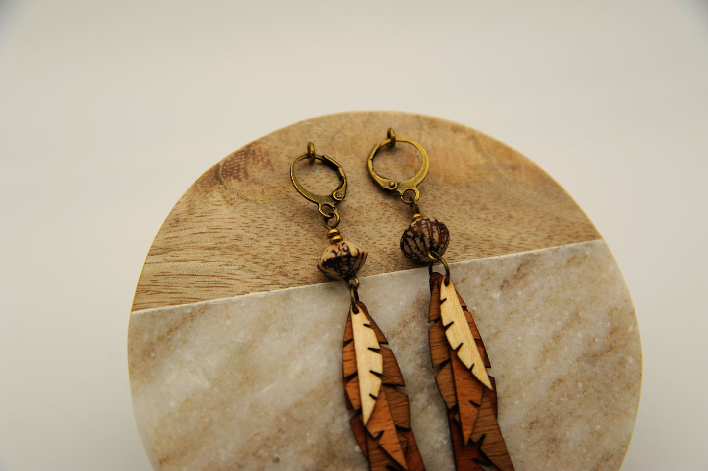 Ohrringe Blättertanz – Vierfaches Holz & Betelnuss