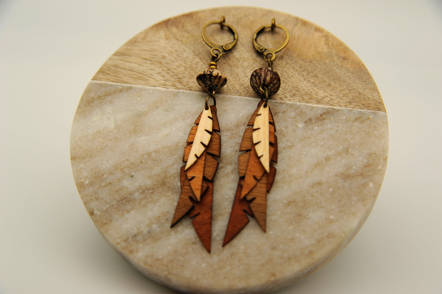 Ohrringe Blättertanz – Vierfaches Holz & Betelnuss