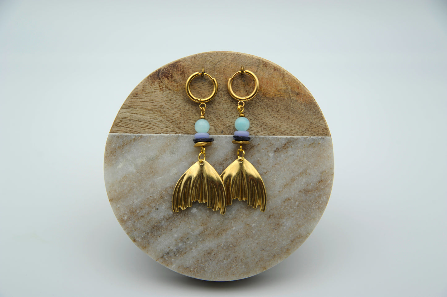 Ocean Spirit – Ohrringe mit Aquamarin & goldenen Flossenformen