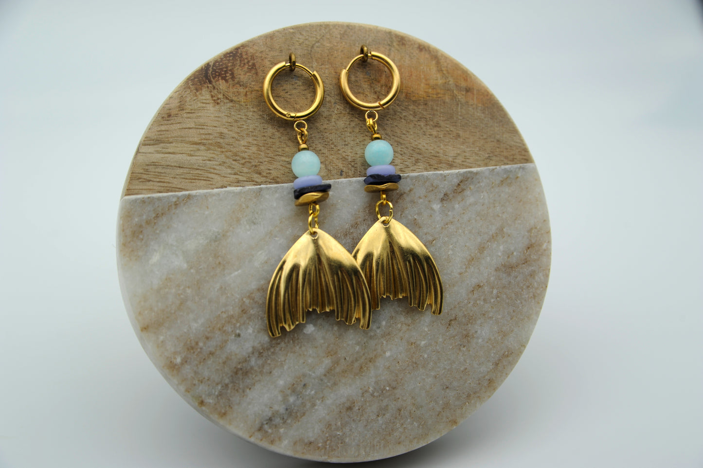 Ocean Spirit – Ohrringe mit Aquamarin & goldenen Flossenformen