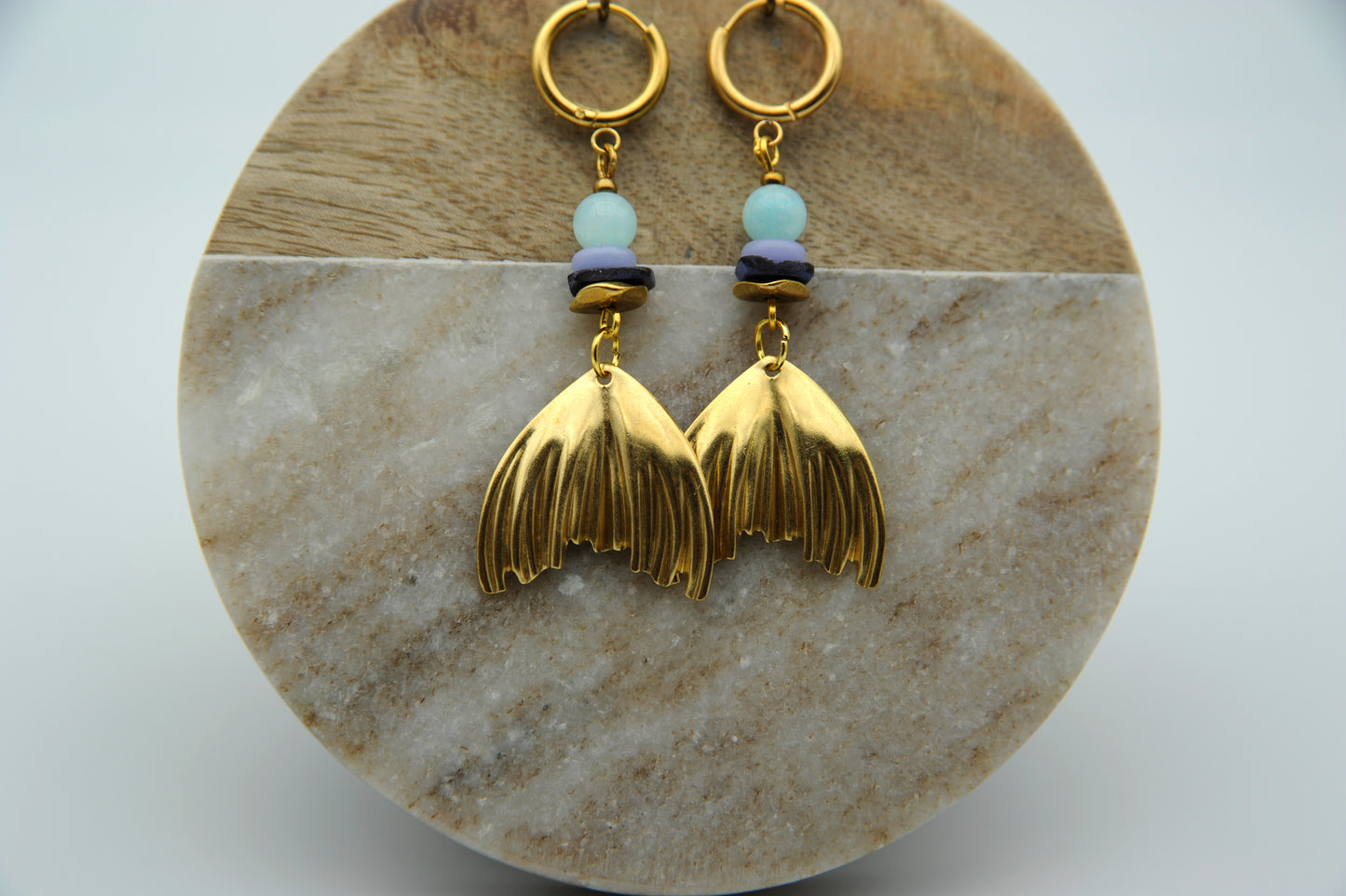 Ocean Spirit – Ohrringe mit Aquamarin & goldenen Flossenformen