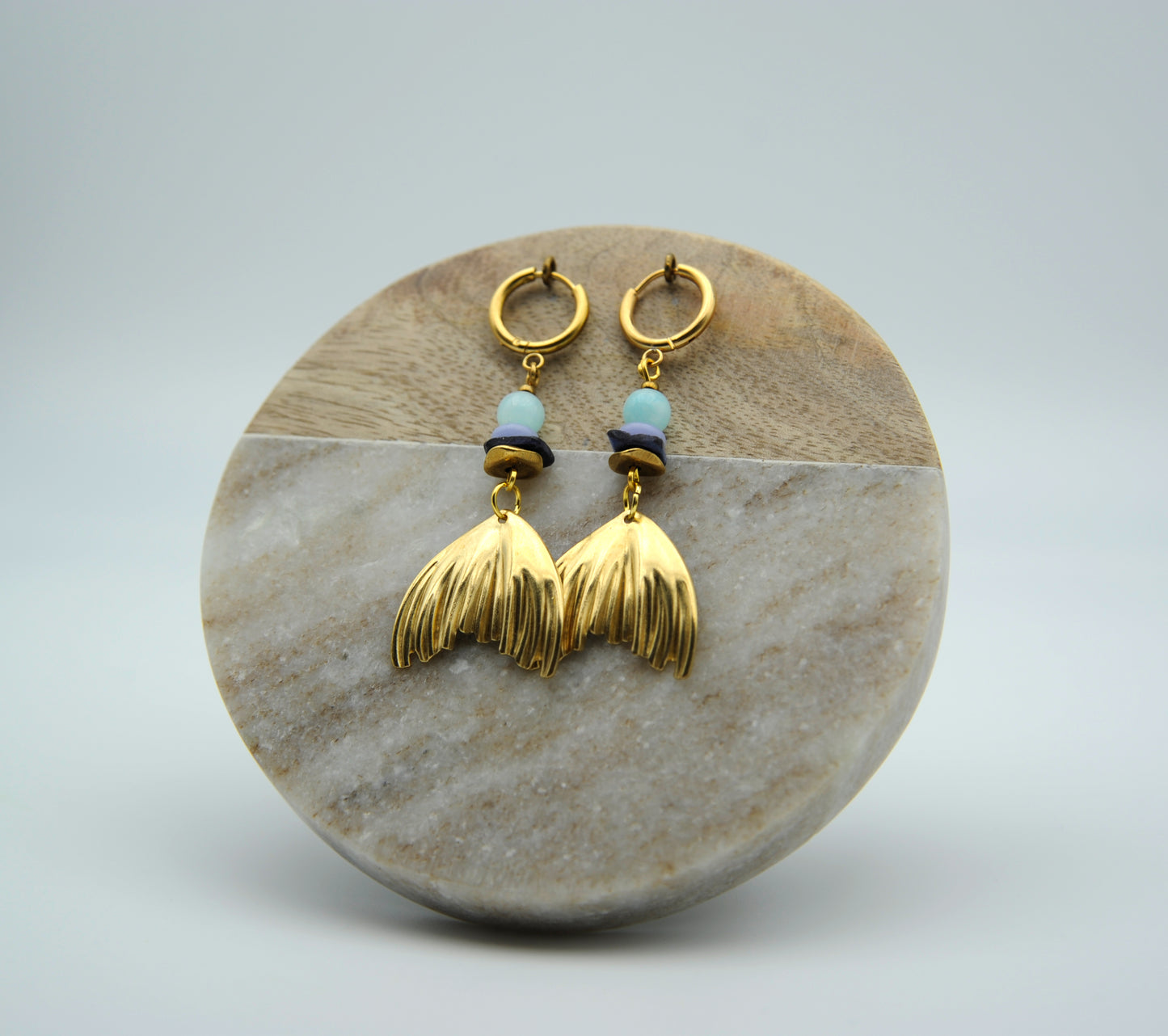 Ocean Spirit – Ohrringe mit Aquamarin & goldenen Flossenformen