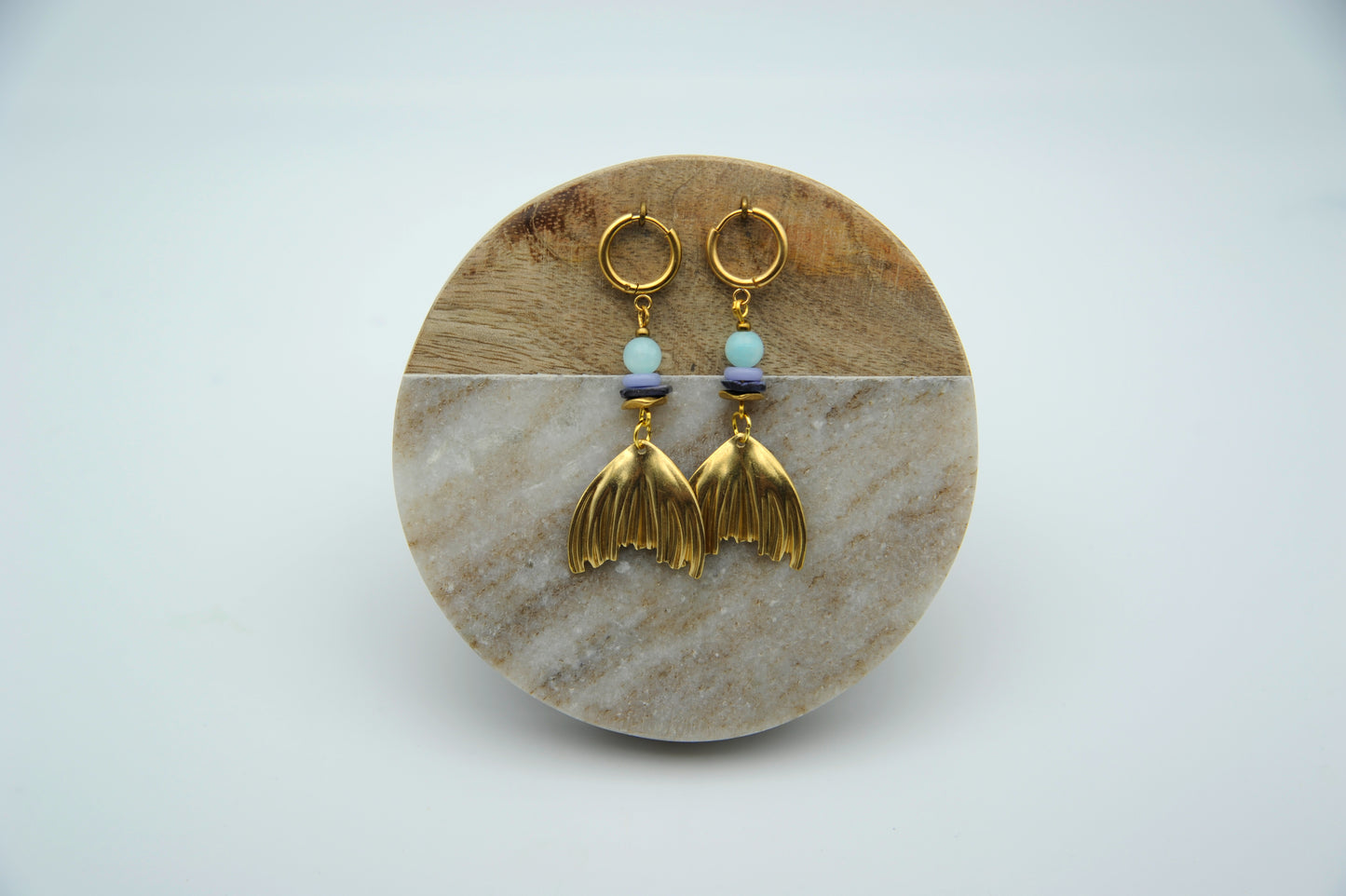 Ocean Spirit – Ohrringe mit Aquamarin & goldenen Flossenformen