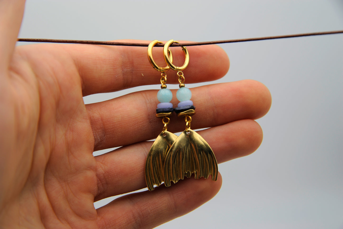 Ocean Spirit – Ohrringe mit Aquamarin & goldenen Flossenformen