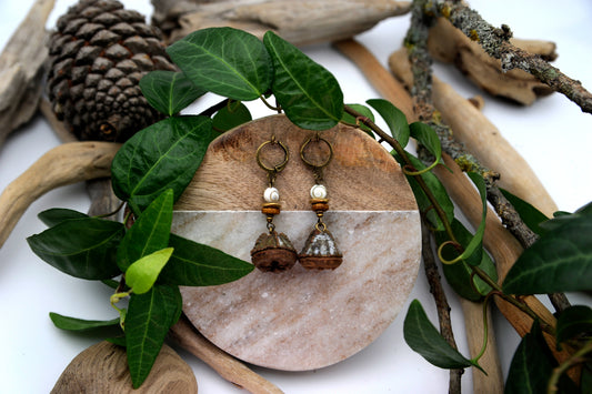 Eukalyptus Zapfen Ohrringe mit Muschelperle