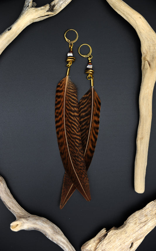 Federohrringe Goldfasan – Boho Schmuck, handgemacht, 13–15 cm, ultraleicht