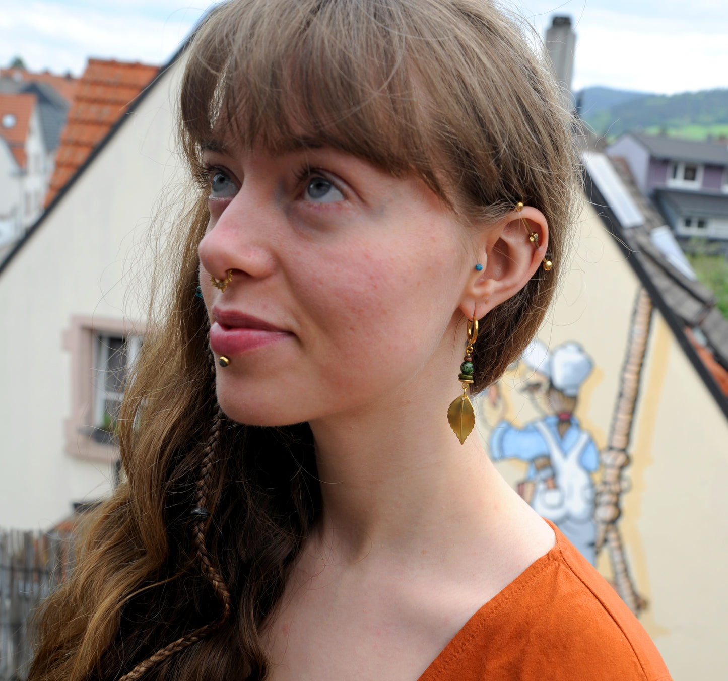 Verdant Leaf – Ohrringe mit goldenen Blättern & grüner Türkisperle