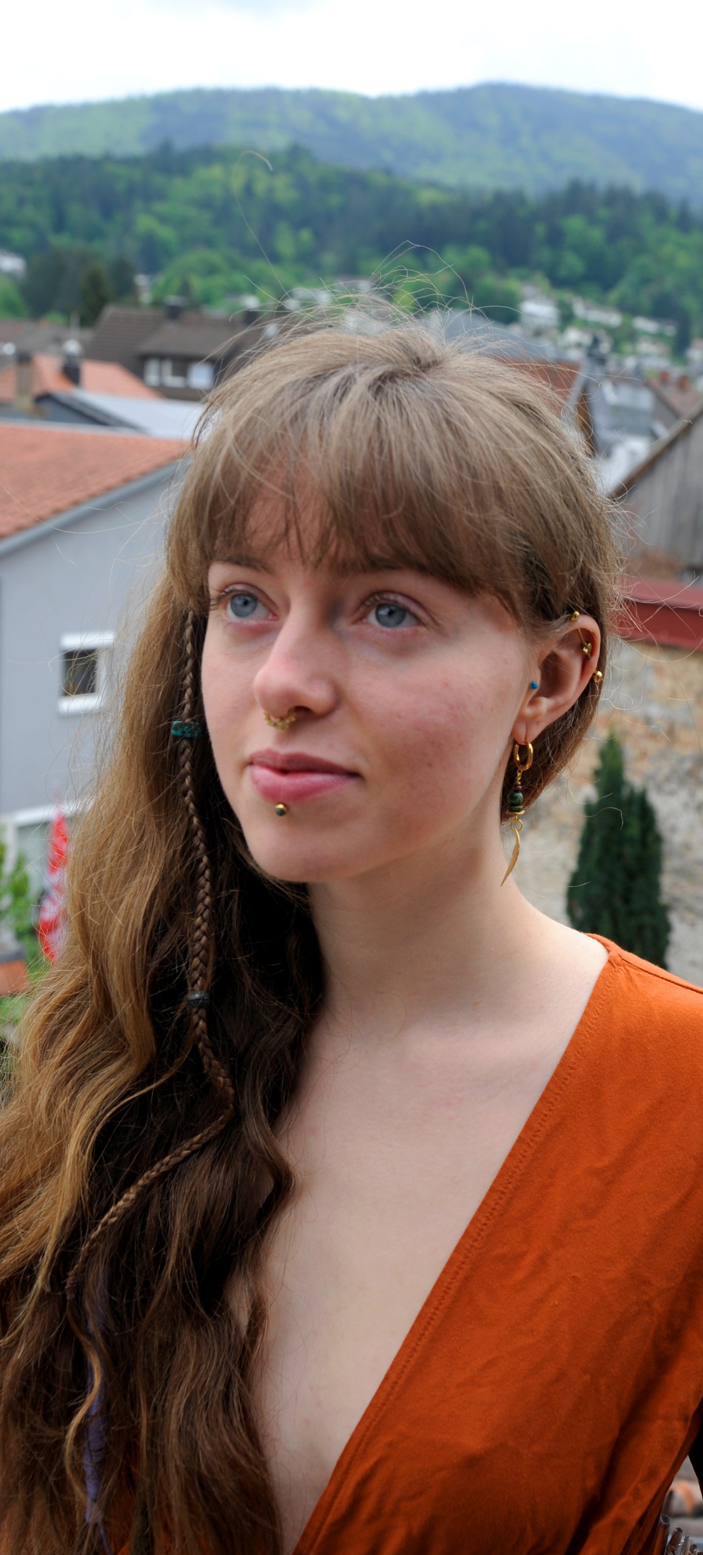 Verdant Leaf – Ohrringe mit goldenen Blättern & grüner Türkisperle