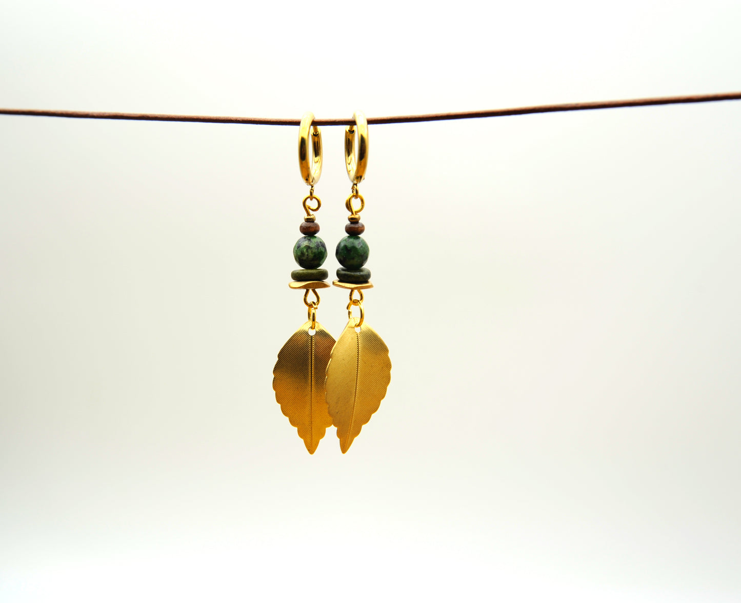 Verdant Leaf – Ohrringe mit goldenen Blättern & grüner Türkisperle