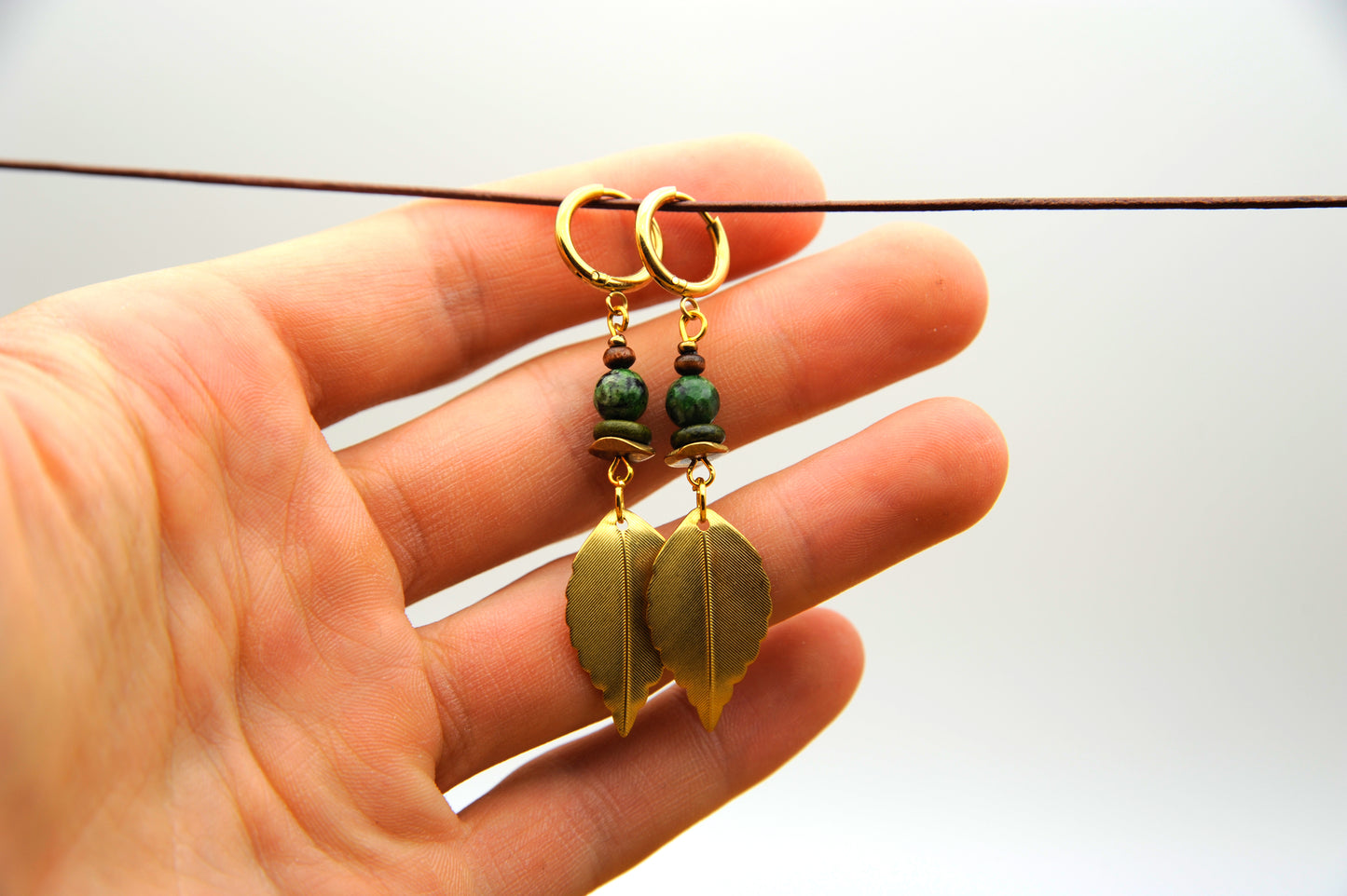 Verdant Leaf – Ohrringe mit goldenen Blättern & grüner Türkisperle