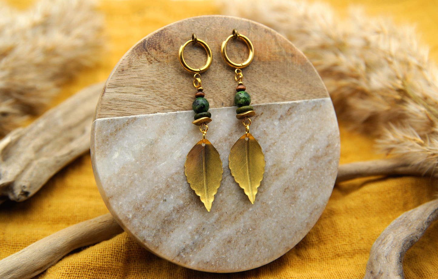 Verdant Leaf – Ohrringe mit goldenen Blättern & grüner Türkisperle