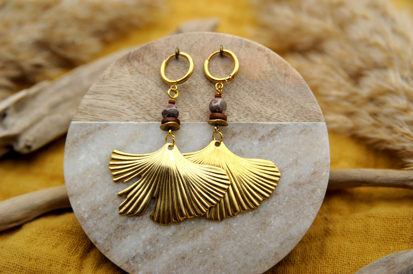 Golden Ginkgo – Ohrringe mit Lavaperle und Messingdisk