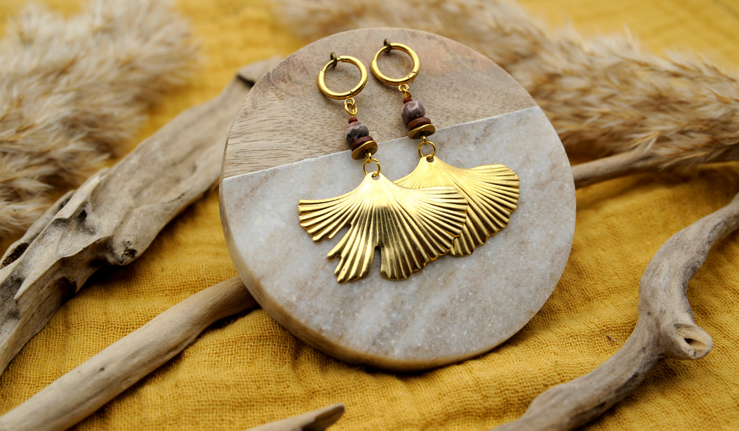 Golden Ginkgo – Ohrringe mit Lavaperle und Messingdisk