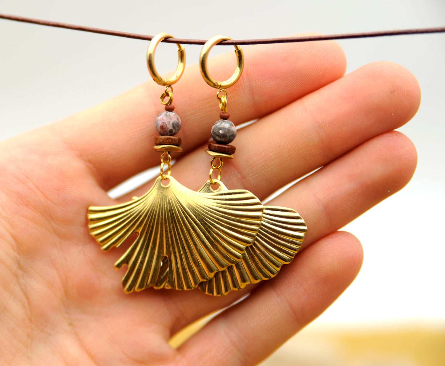 Golden Ginkgo – Ohrringe mit Lavaperle und Messingdisk