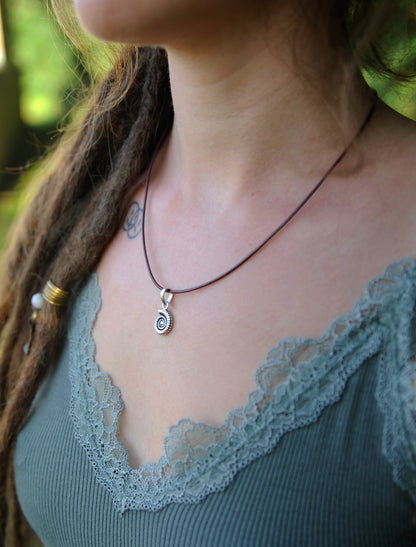 Halskette mit Ammonit-Anhänger – 925 Silber & braunes Lederband – Ansicht 3