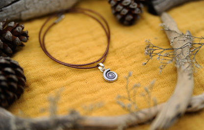 Halskette mit Ammonit-Anhänger – 925 Silber & braunes Lederband