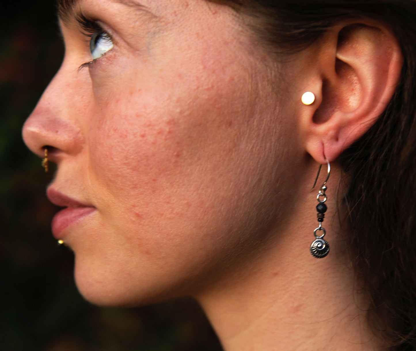 Silber Ohrringe mit Granat und Muschel – Feiner Boho Schmuck