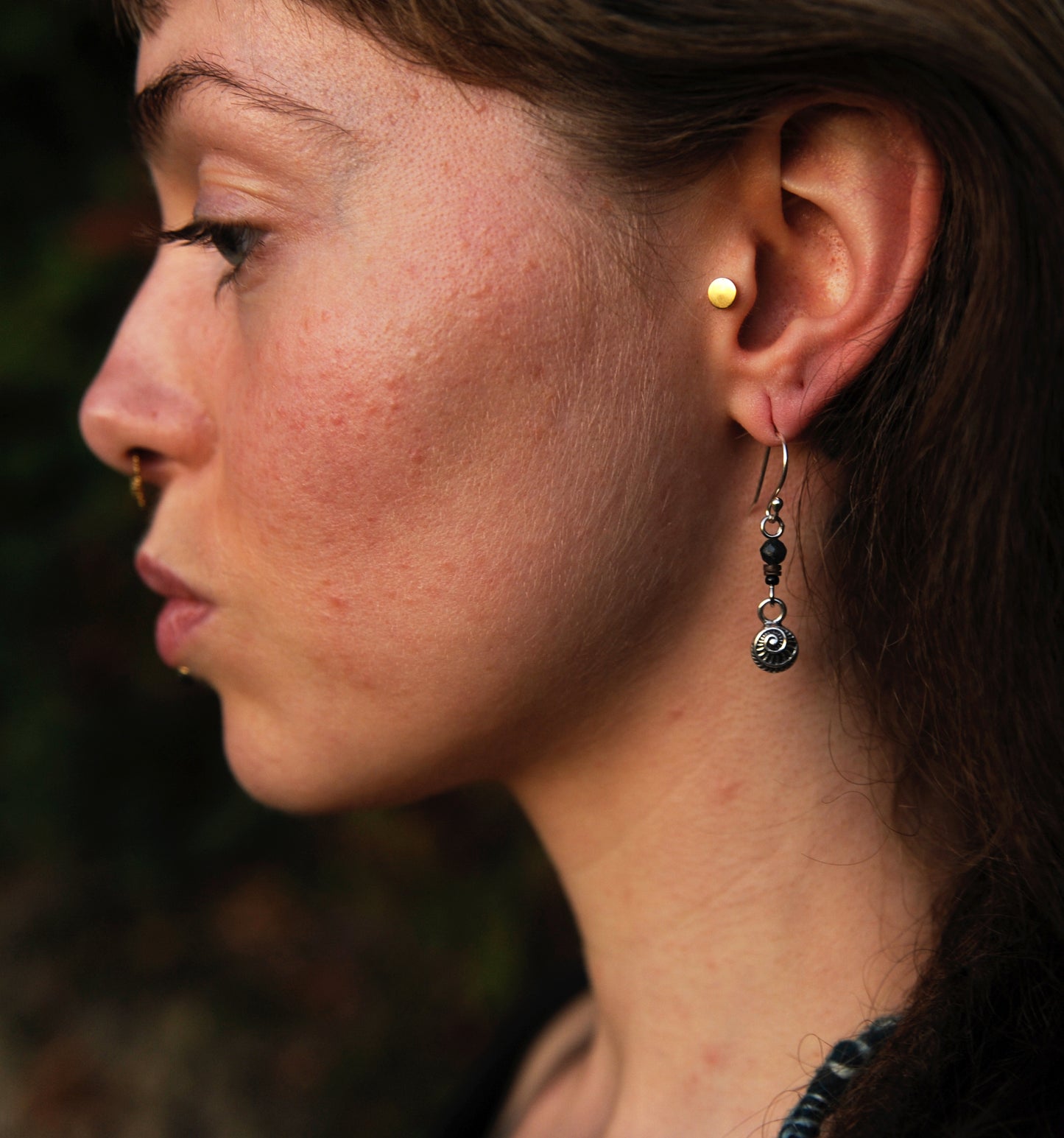 Silber Ohrringe mit Granat und Muschel – Feiner Boho Schmuck