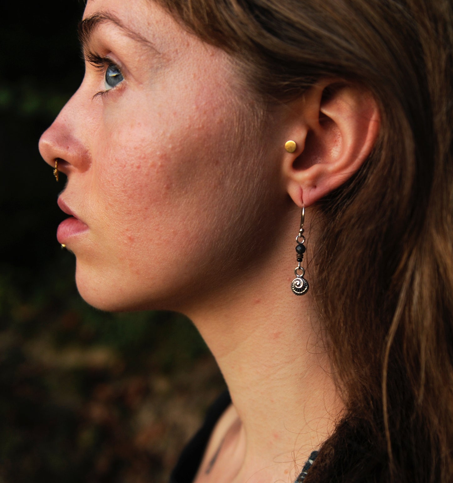 Silber Ohrringe mit Granat und Muschel – Feiner Boho Schmuck