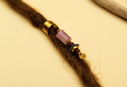 Draht-Dreadperle mit Rosenquarz, Holz & Messing – Ansicht 3