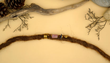 Draht-Dreadperle mit Rosenquarz, Holz & Messing – Ansicht 5