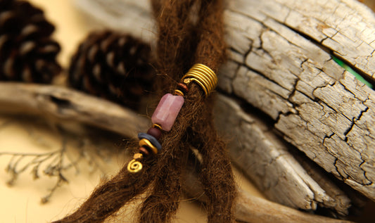 Dreadlock Drahtperle mit Rosenquarz, Holz & Messing – handgemachter Boho Dreadschmuck