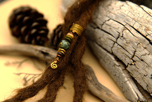 Dreadlock Drahtperle mit grünem Türkis, Holz & Messing