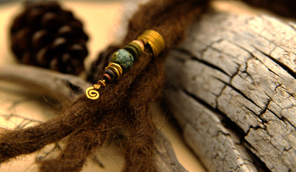 Draht-Dreadperle mit grünem Türkis, Holz & Messing – Ansicht 3