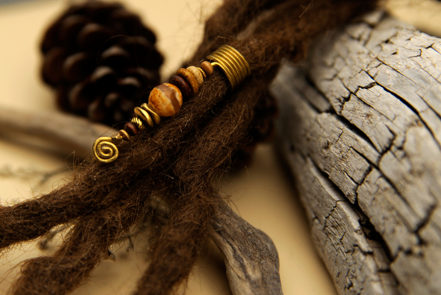Dreadlock Drahtperle mit Dzi Perle, Keramik & Messing
