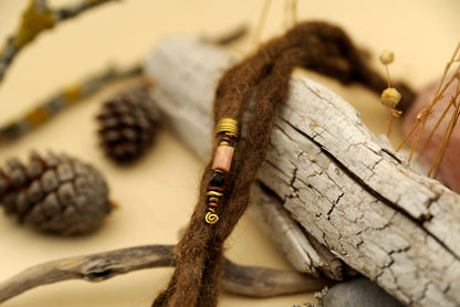 Draht-Dreadperle mit Mondstein & schwarzer Dzi-Perle – Ansicht 2