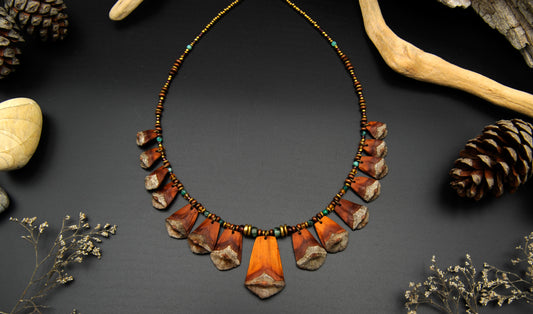 Halskette aus Kiefernzapfenschuppen mit Citrin, Granat & Smaragd