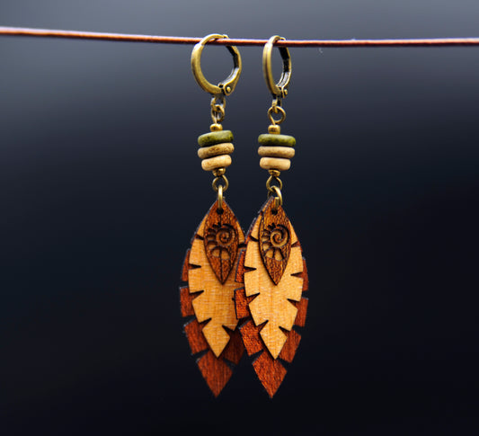 Ohrringe »Waldfeder« – Holz & Keramik, handgefertigt