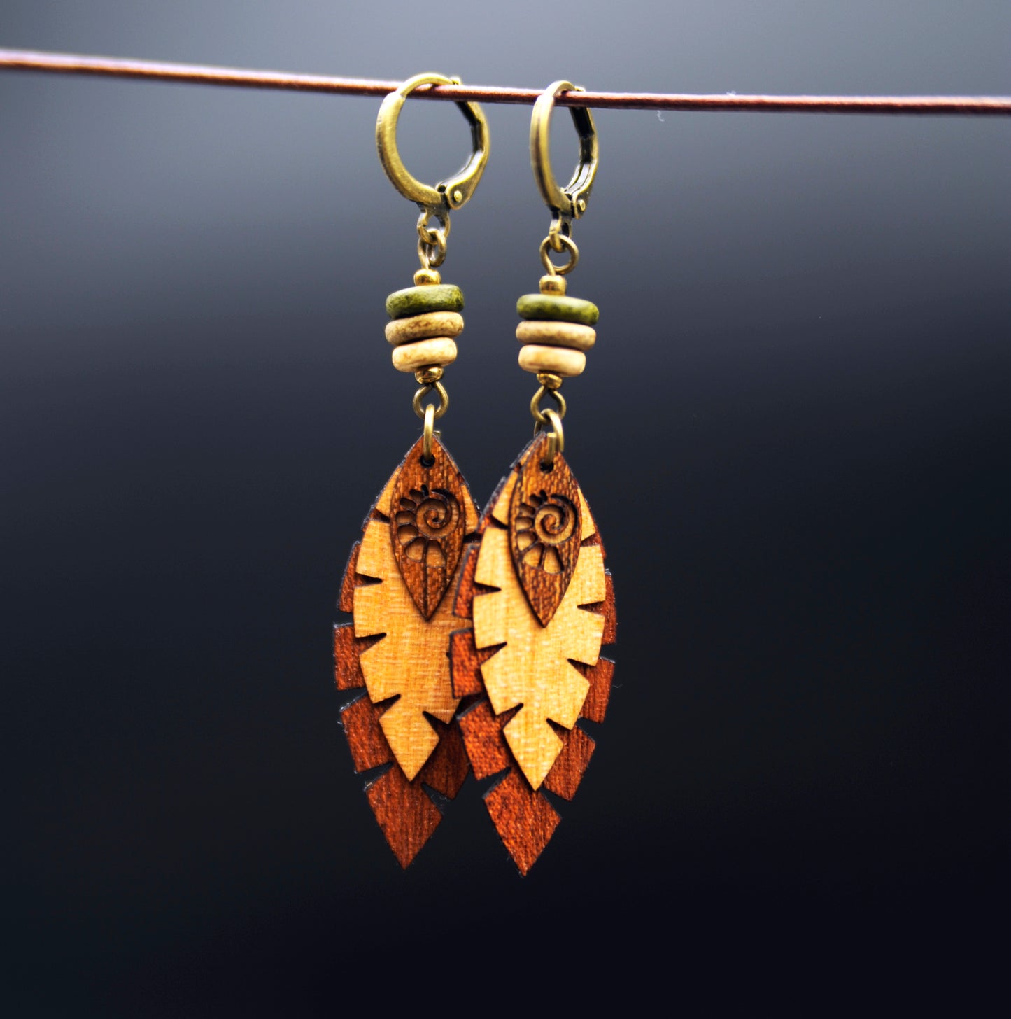 Ohrringe »Waldfeder« – Holz & Keramik, handgefertigt