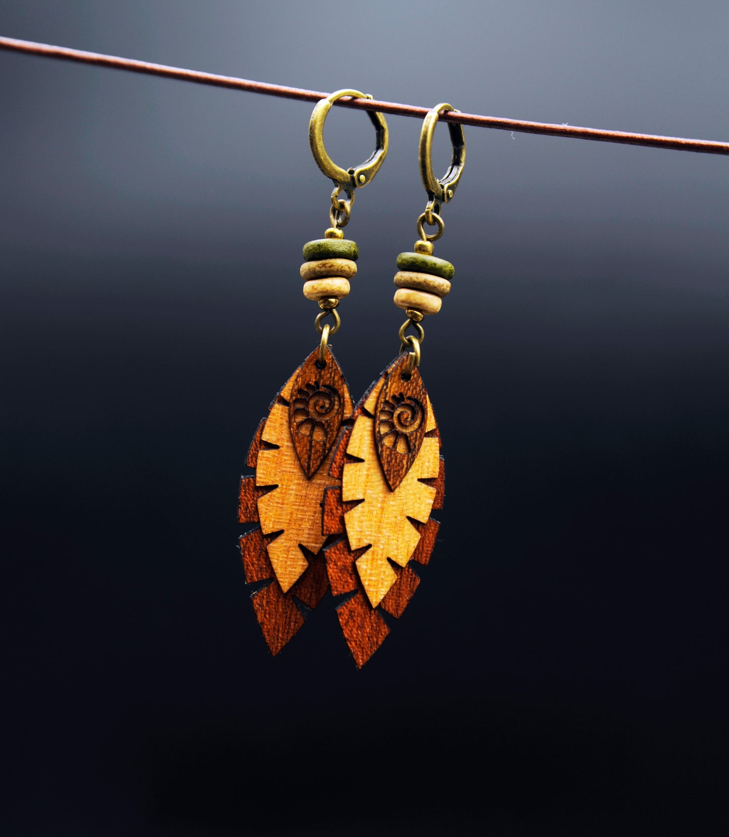 Ohrringe »Waldfeder« – Holz & Keramik, handgefertigt