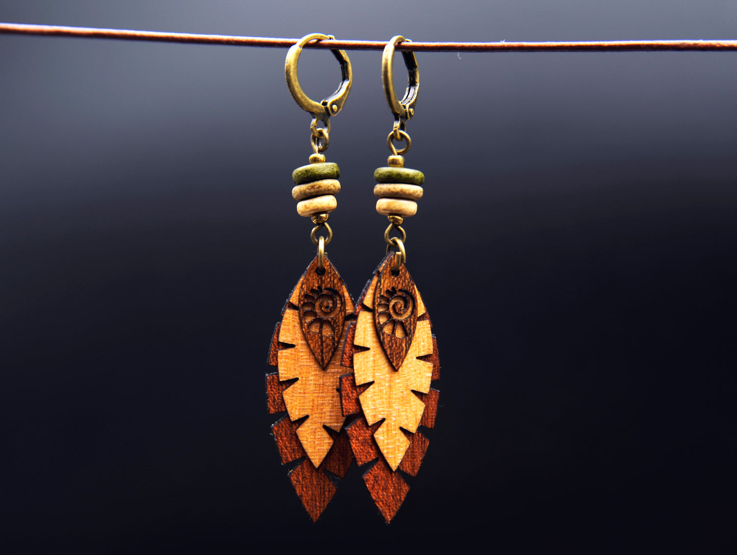 Ohrringe »Waldfeder« – Holz & Keramik, handgefertigt
