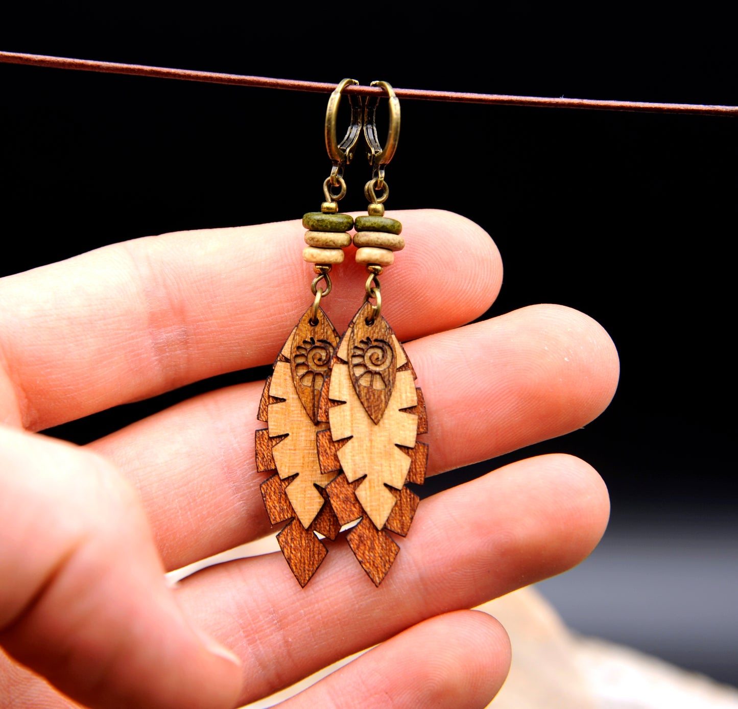 Ohrringe »Waldfeder« – Holz & Keramik, handgefertigt