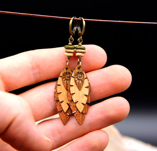 Ohrringe »Waldfeder« – Holz & Keramik, handgefertigt