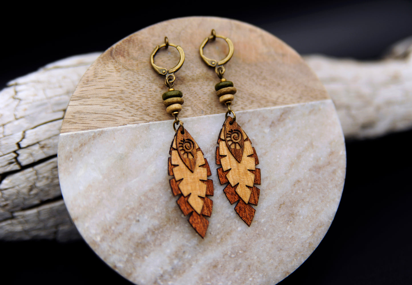 Ohrringe »Waldfeder« – Holz & Keramik, handgefertigt