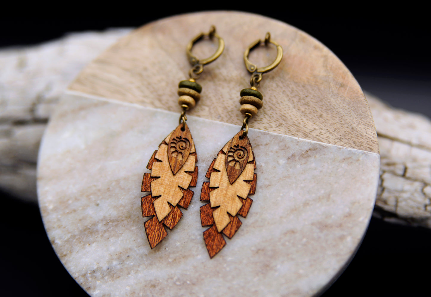 Ohrringe »Waldfeder« – Holz & Keramik, handgefertigt