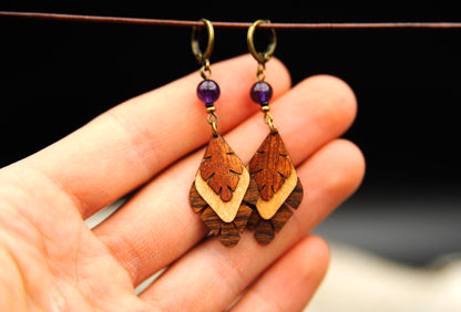 Ametria – Holzohrringe mit Amethyst – Ansicht 3