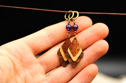 Ametria – Holzohrringe mit Amethyst – Ansicht 5