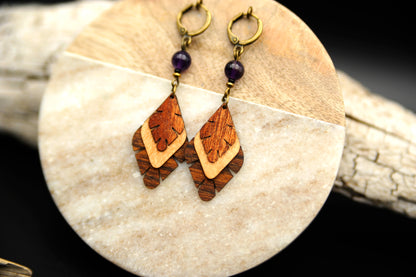 Ametria – Holzohrringe mit Amethyst – Ansicht 2